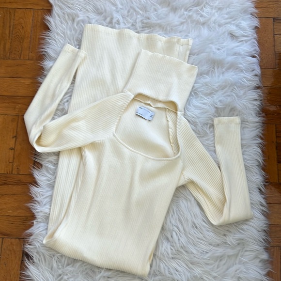 ASOS DESIGN- super soft ribbed long sleeve fitted midi dress with choker detail - Picture 5 of 5